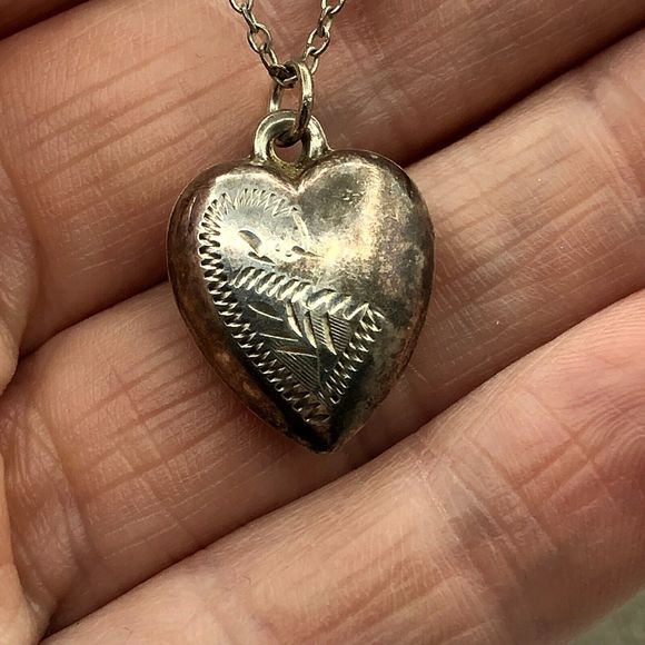 Jewelry - VINTAGE SILVER Puffed Heart Foliage Etch Pendant Necklace on Chain Retro Kitsch